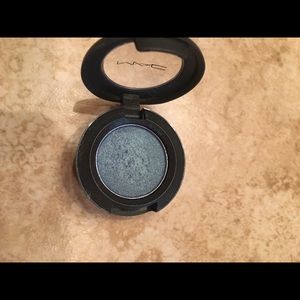 MAC shadow in color Tilt frost finish.